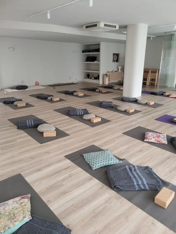 Sala de yoga totalmente equipada