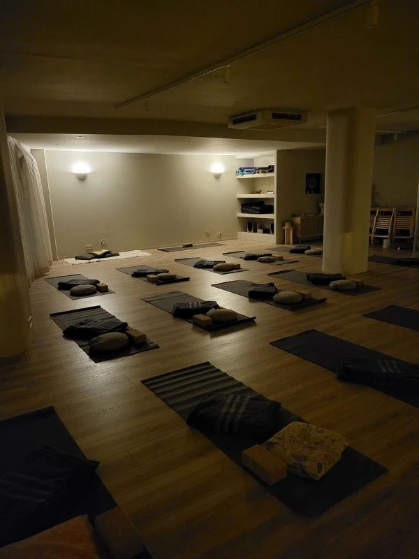 Sala yoga luz tenue
